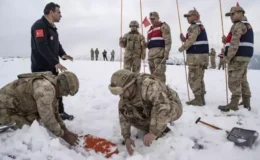 Tunceli’de Jandarma Komandolar Çığ Eğitimleri Alıyor