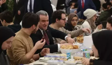 Bakan Osman Aşkın Bak, İbn Haldun Üniversitesi’nde öğrencilerle iftarda buluştu