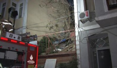 İstanbul’da panik anları! 2 katlı bina çöktü
