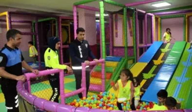 Polisten Çocuklara Eğlenceli Sürpriz: Oyun Merkezine Götürüldüler
